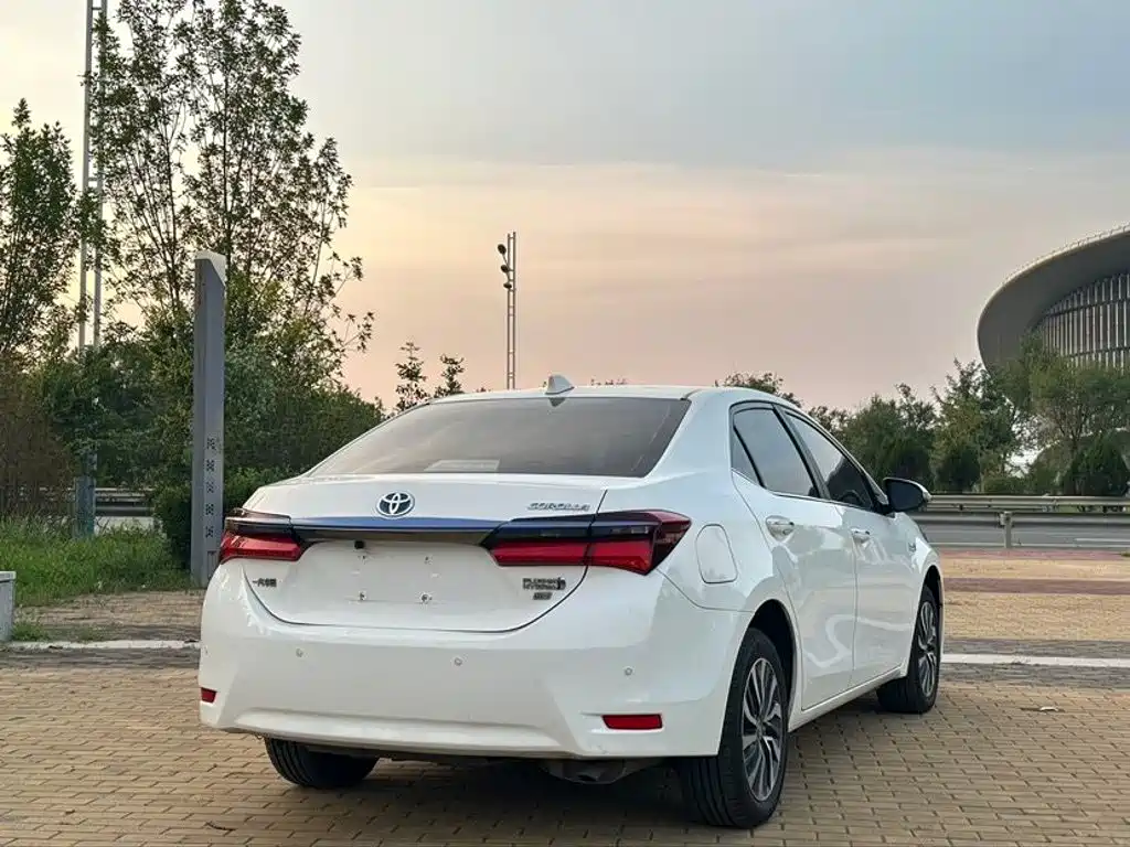 Toyota Corolla Twin Engine E+ 2020 2019 1.8L E-CVT Luxury Edition