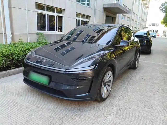 Tesla Model Y 2025