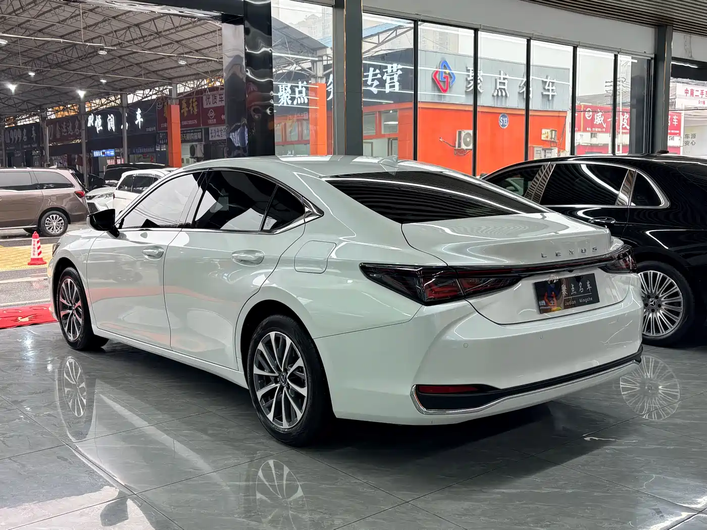 Lexus ES 2025 200 Ultimate Edition фото 6