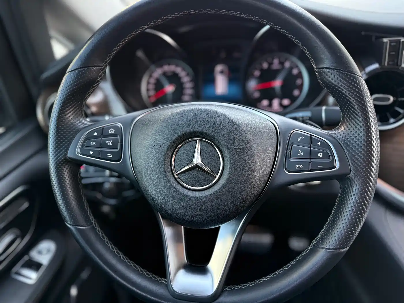 Mercedes-Benz V-Class 2022 V 260 L Long Wheelbase Luxury Edition фото 18