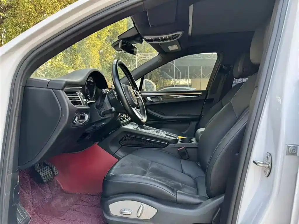 PORSCHE MACAN