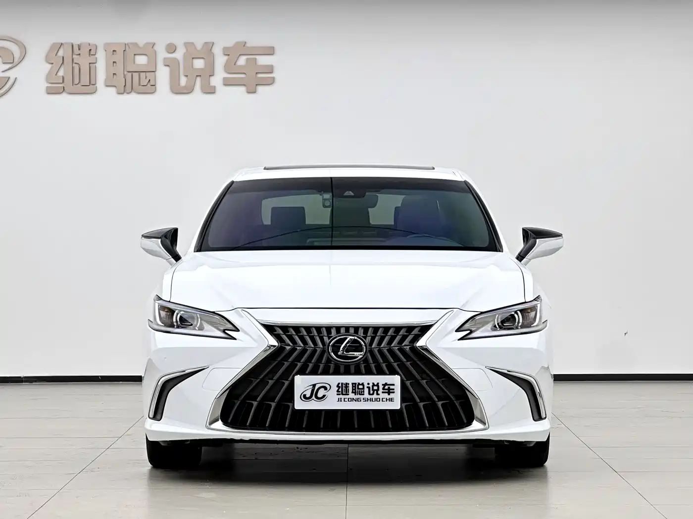 Photo 2 - Lexus ES