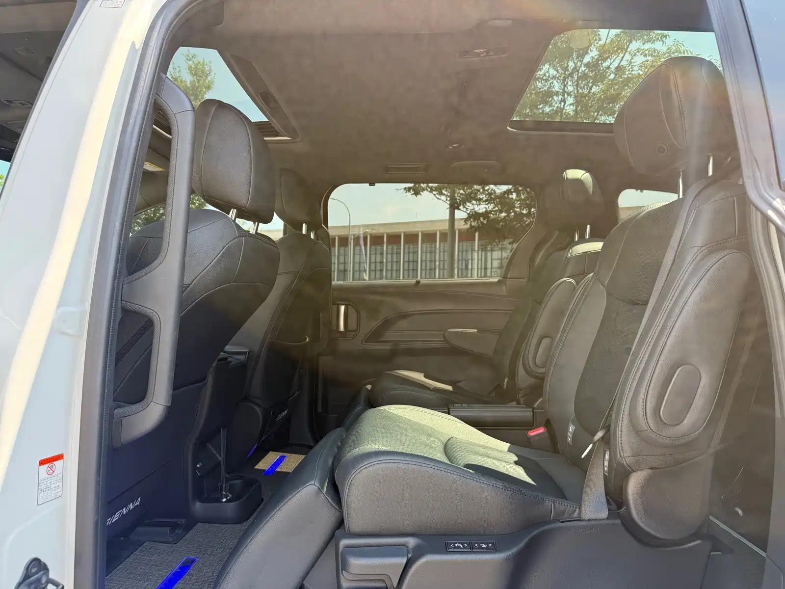 Фото 4 - Toyota Granvia
