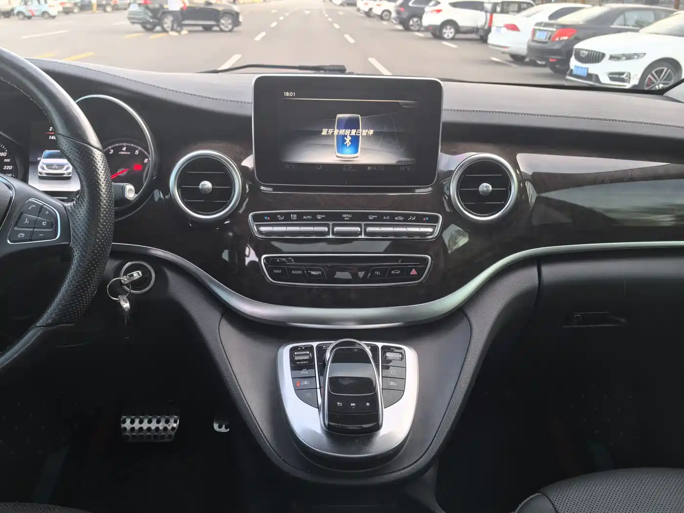 Mercedes-Benz V-Class 2017 Model V 260 L Premium Extended Edition фото 13