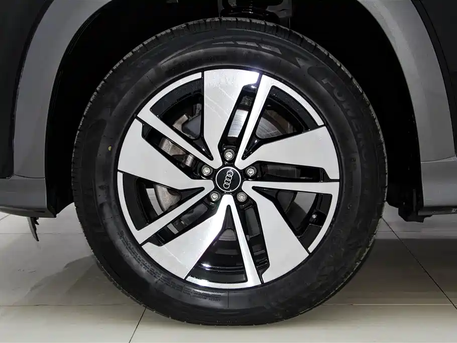 AUDI Q6