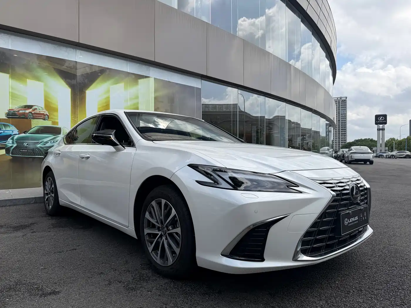 Lexus ES 2025 200 Ultimate Edition фото 8