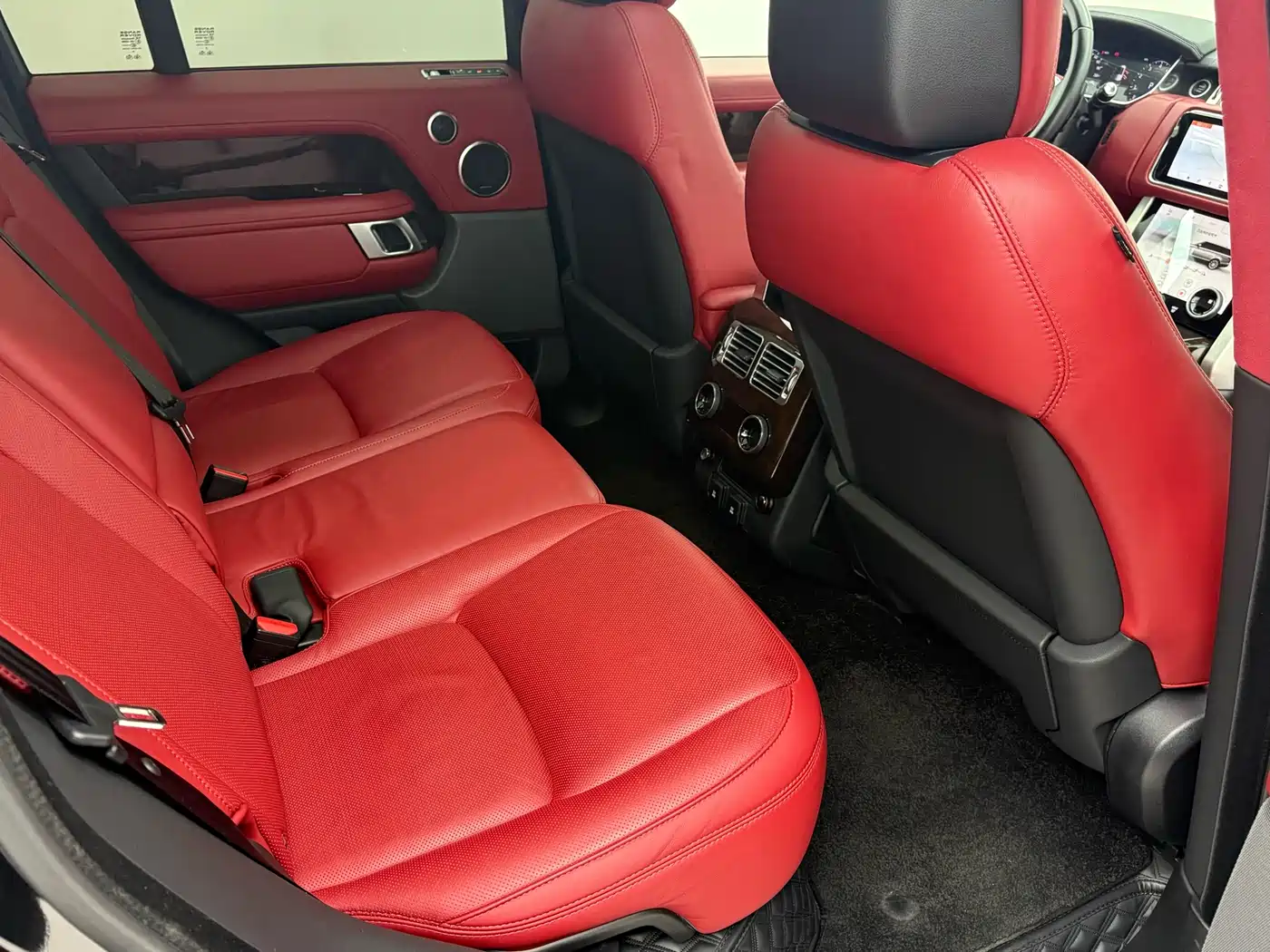 Land Rover Range Rover 2021 3.0 L6 Golden Age Edition фото 17