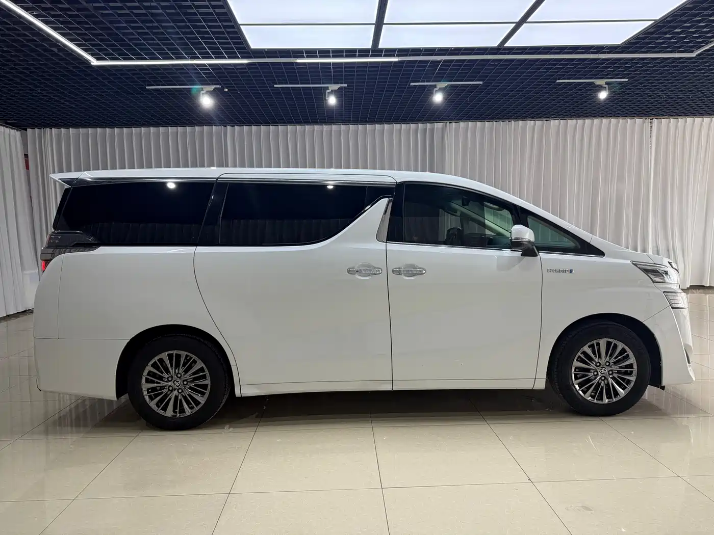 Toyota Vellfire 2019 Hybrid 2.5L HV Premium Edition фото 4