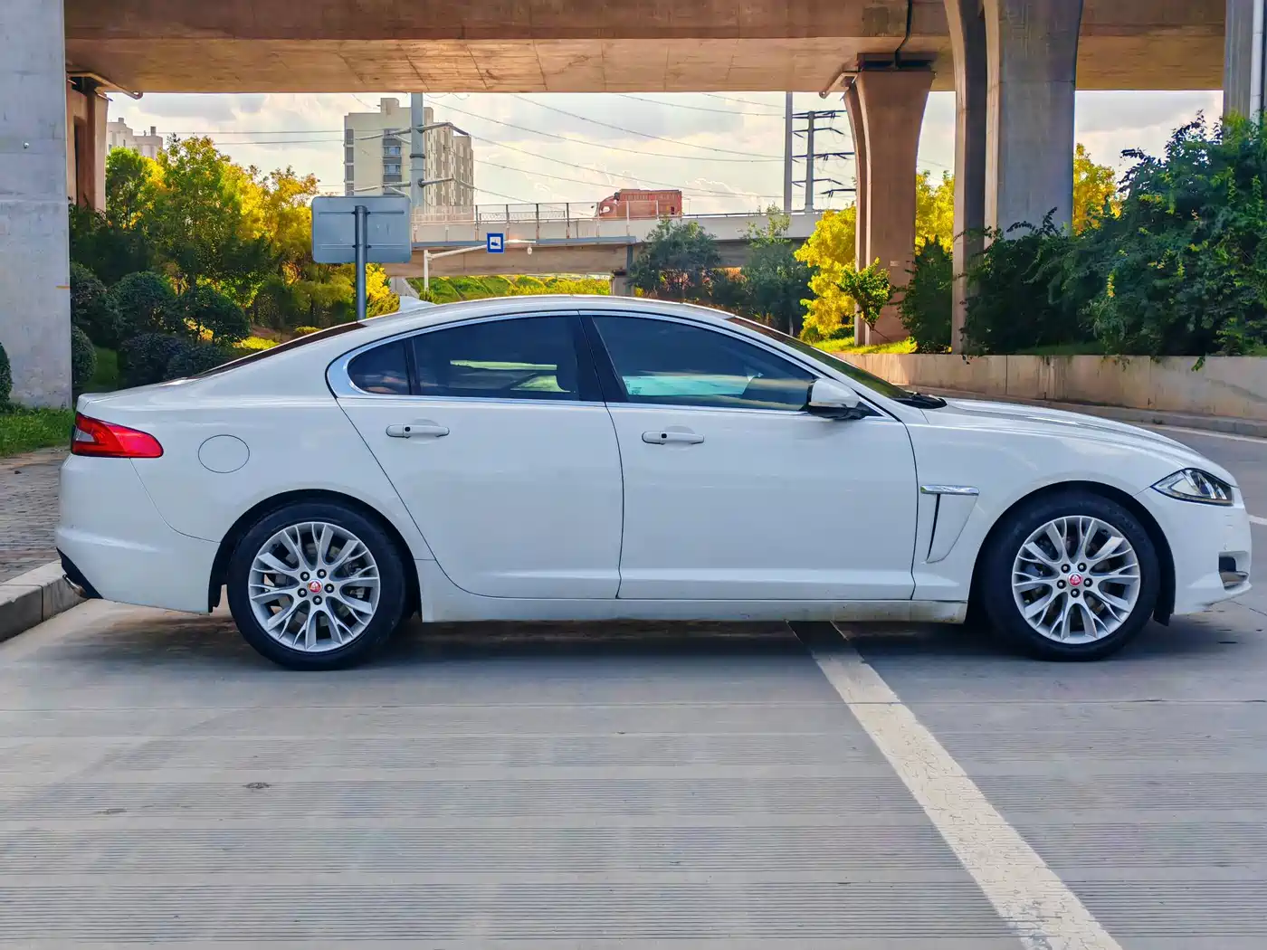 Jaguar XF 2015 2015 XF 2.0T Luxury Edition