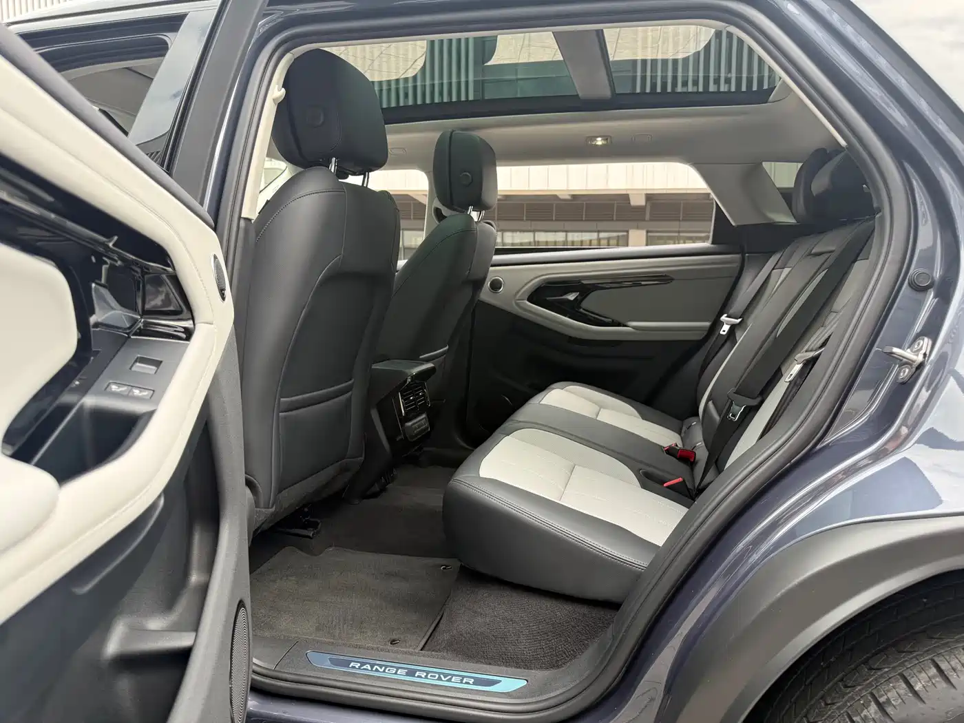 Land Rover Range Rover Evoque 2024 Range Rover Evoque L 249PS Light Master Edition фото 22