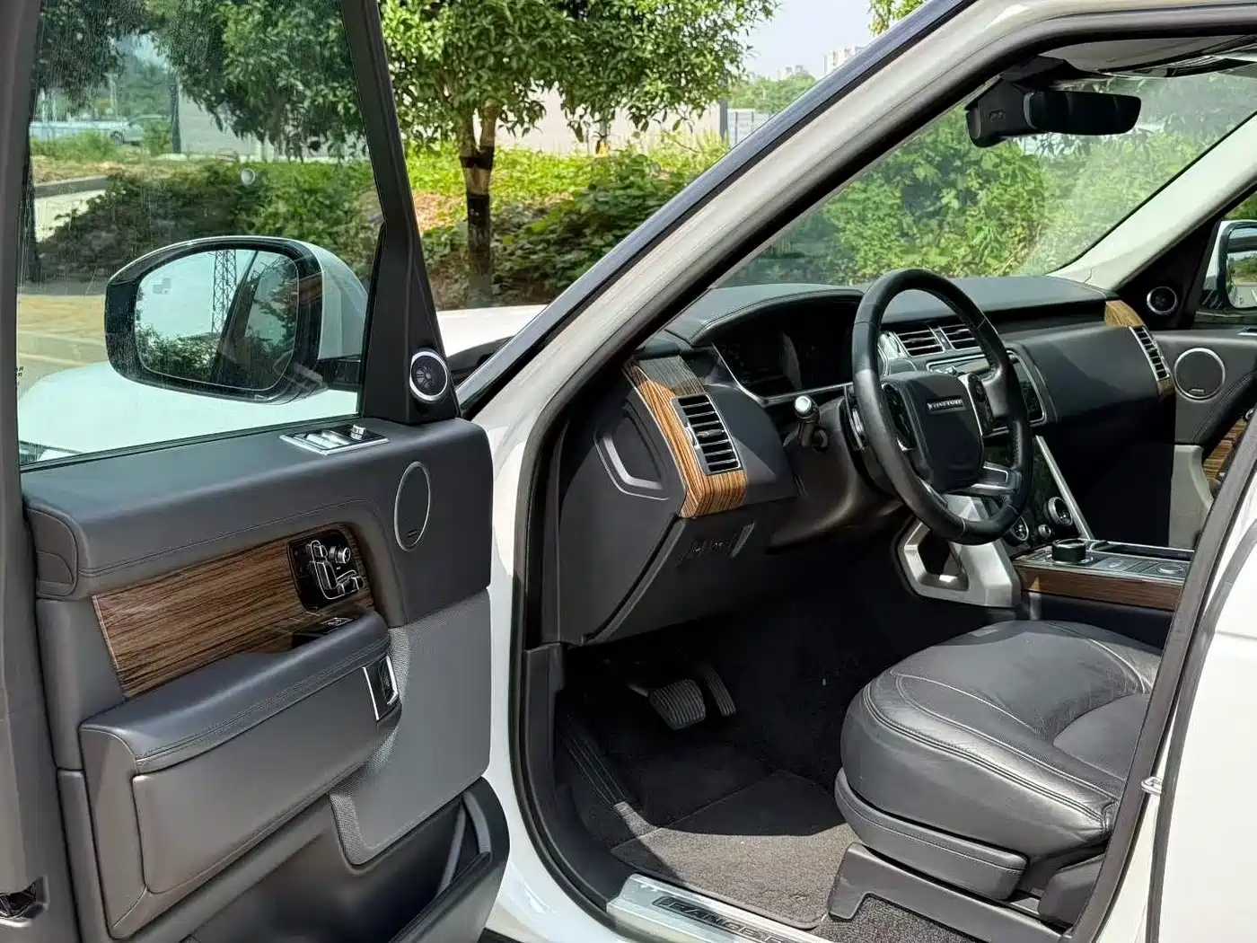 Land Rover Range Rover 2018 3.0 SC V6 Vogue SE Genesis Extended Edition фото 3