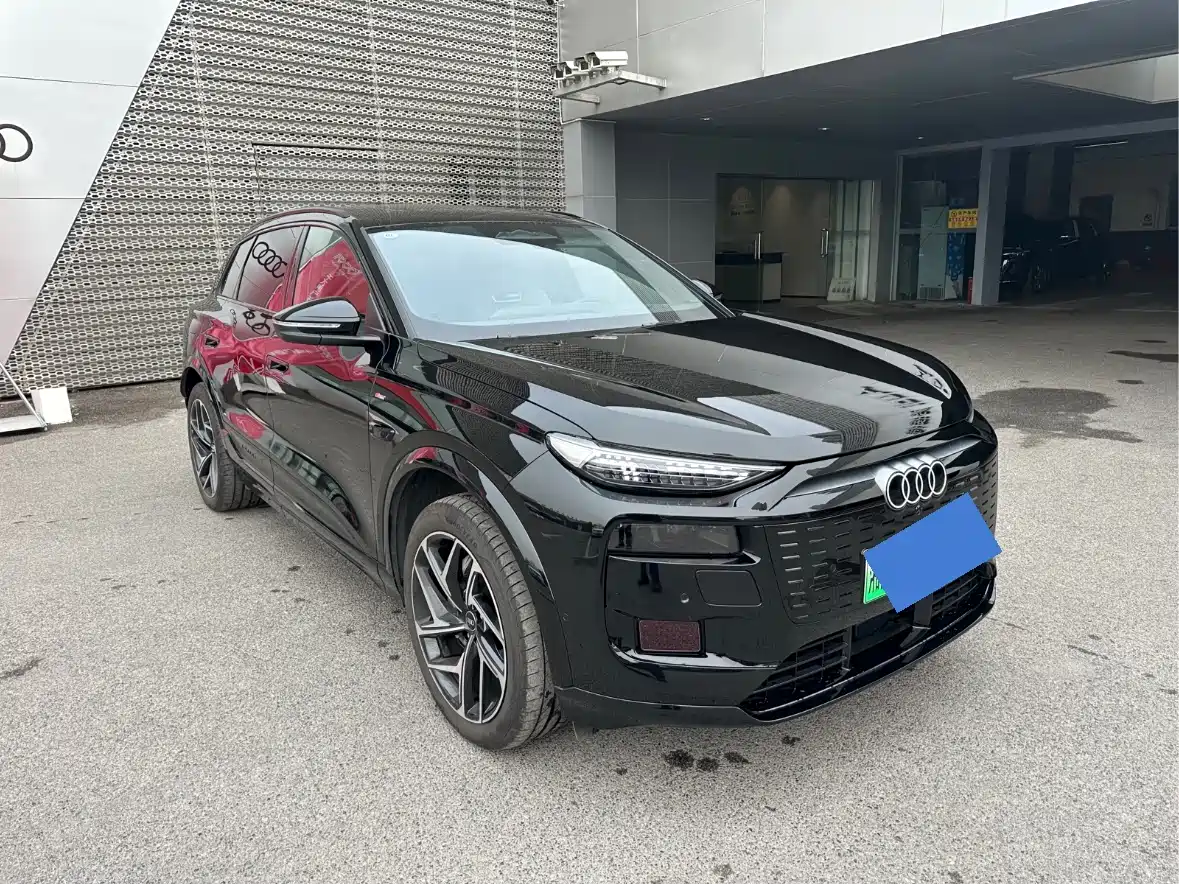 AUDI Q6L E TRON