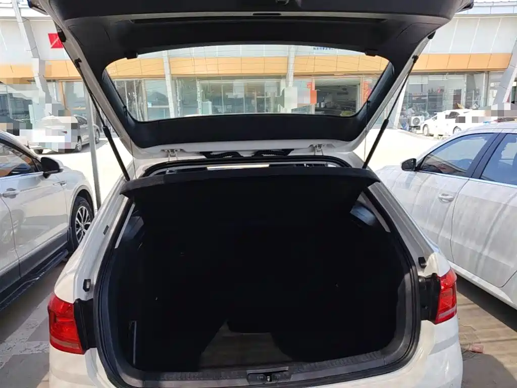 Volkswagen Lavida Tour 2015 1.6L Automatic Comfort Edition фото 19