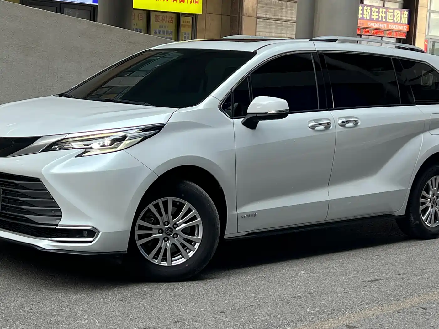 Toyota Sienna 2021 2.5L Hybrid Premium Edition фото 6