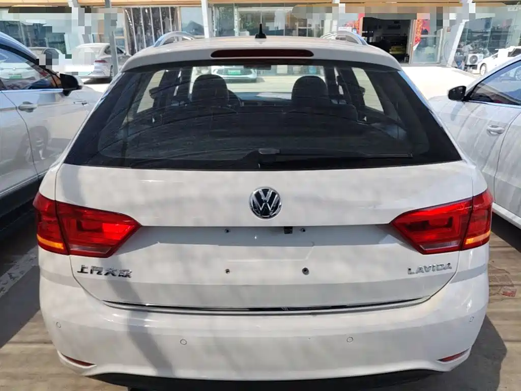 Volkswagen Lavida Tour 2015 1.6L Automatic Comfort Edition фото 6