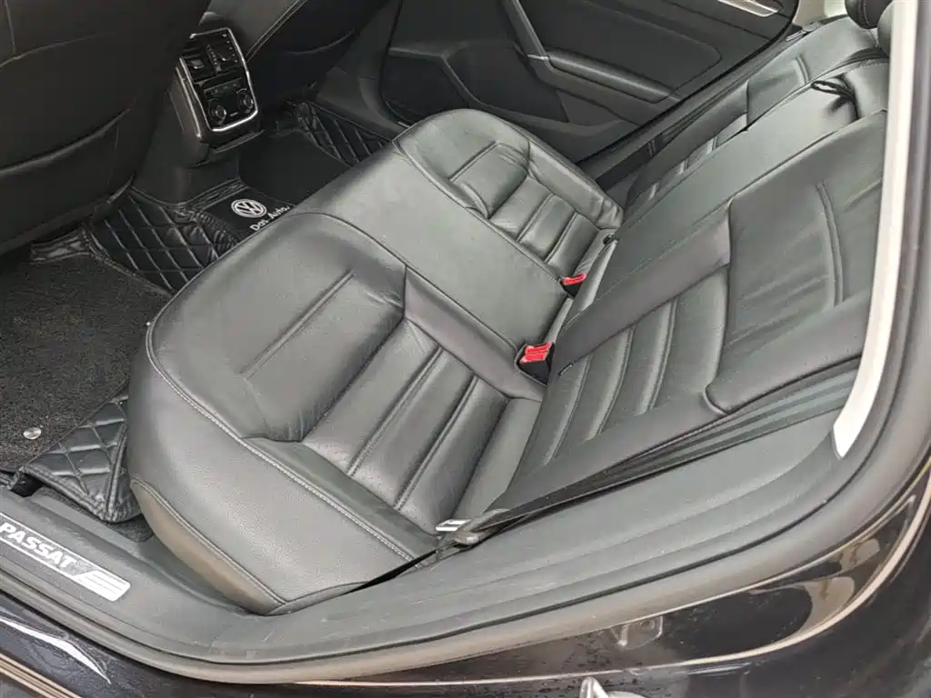 Volkswagen Passat 2017 330TSI DSG Luxury фото 17