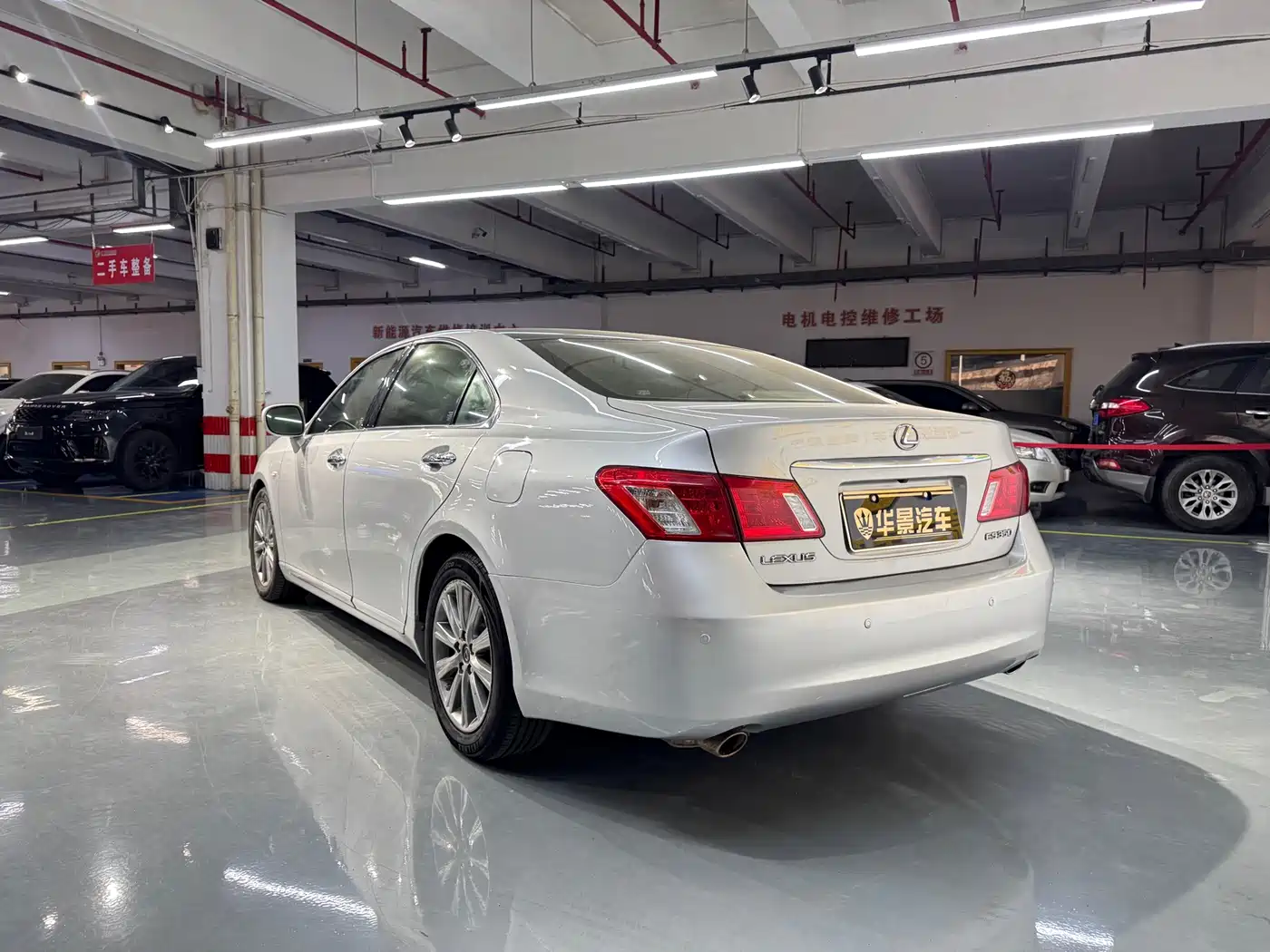 Photo 5 - Lexus ES