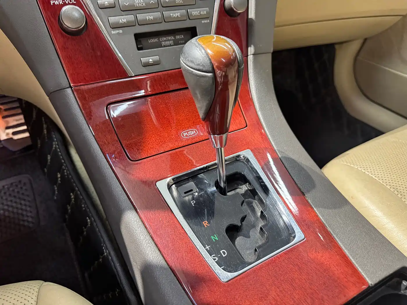 Photo 11 - Lexus ES