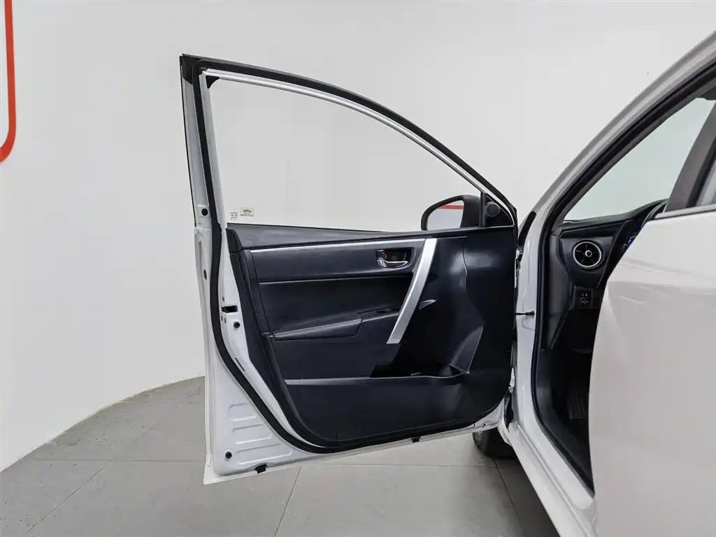 Toyota Corolla 2017 Facelift Hybrid 1.8L E-CVT Elite Edition фото 8