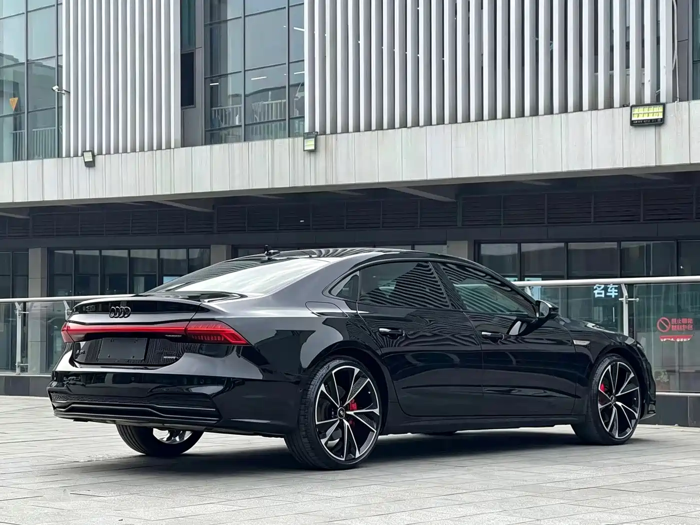 Фото 9 - Audi A7L