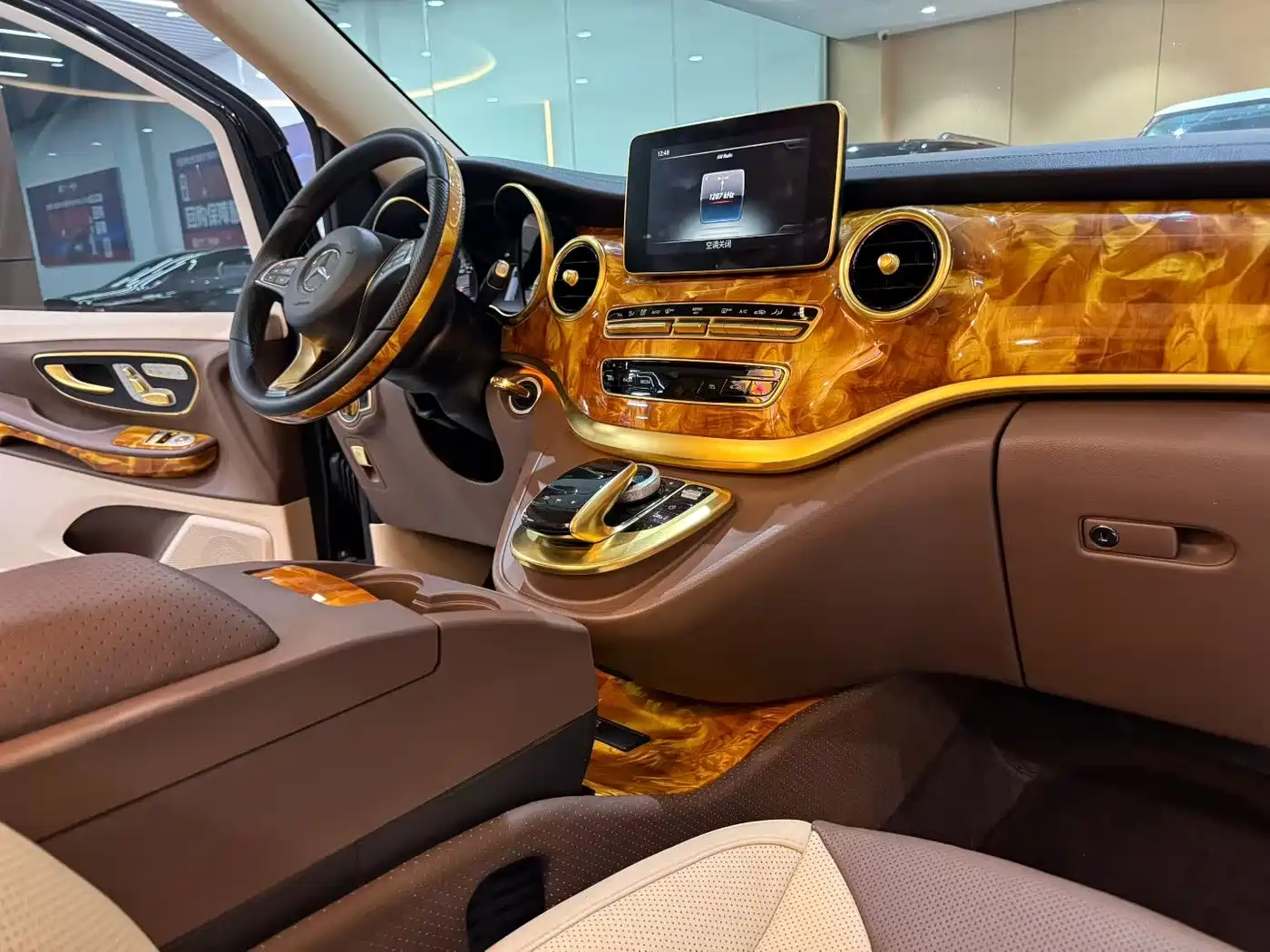 Mercedes-Benz V-Class 2017 Model V 260 L Premium Extended Edition фото 3
