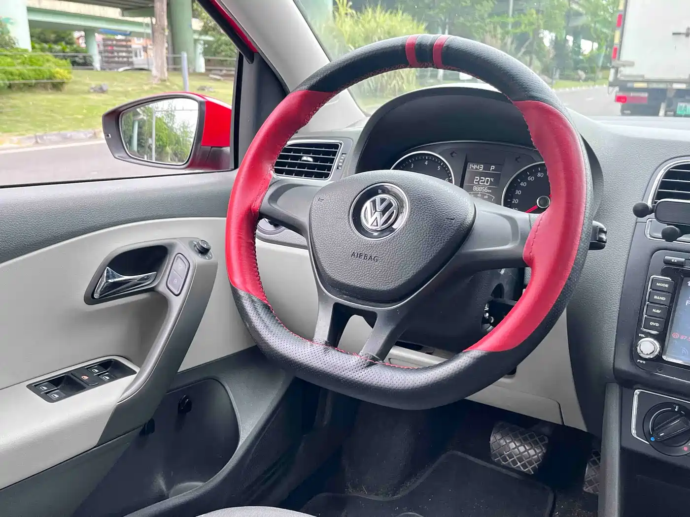 Volkswagen Polo 2014 1.6L Automatic Comfort Edition фото 10