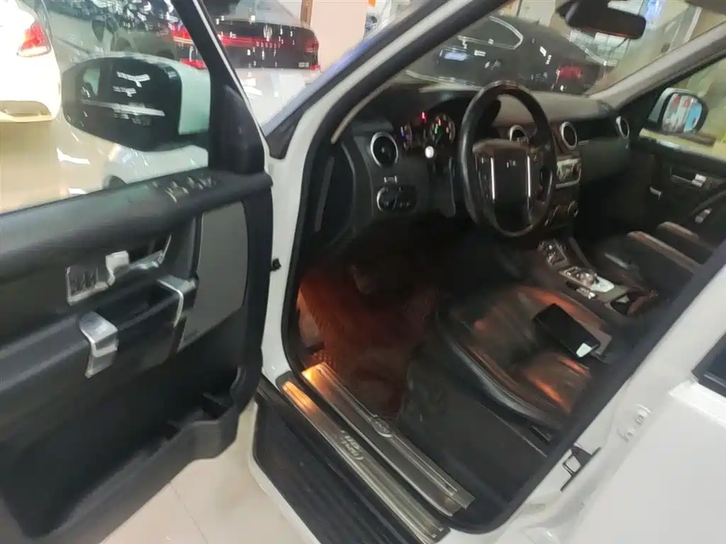 Land Rover Discovery 2015 3.0 SC V6 SE фото 16