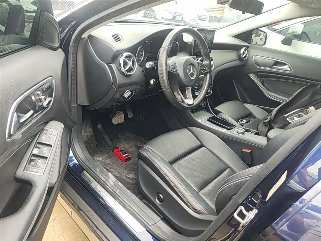 Mercedes-Benz GLA 2018 GLA 200 Dynamic фото 16