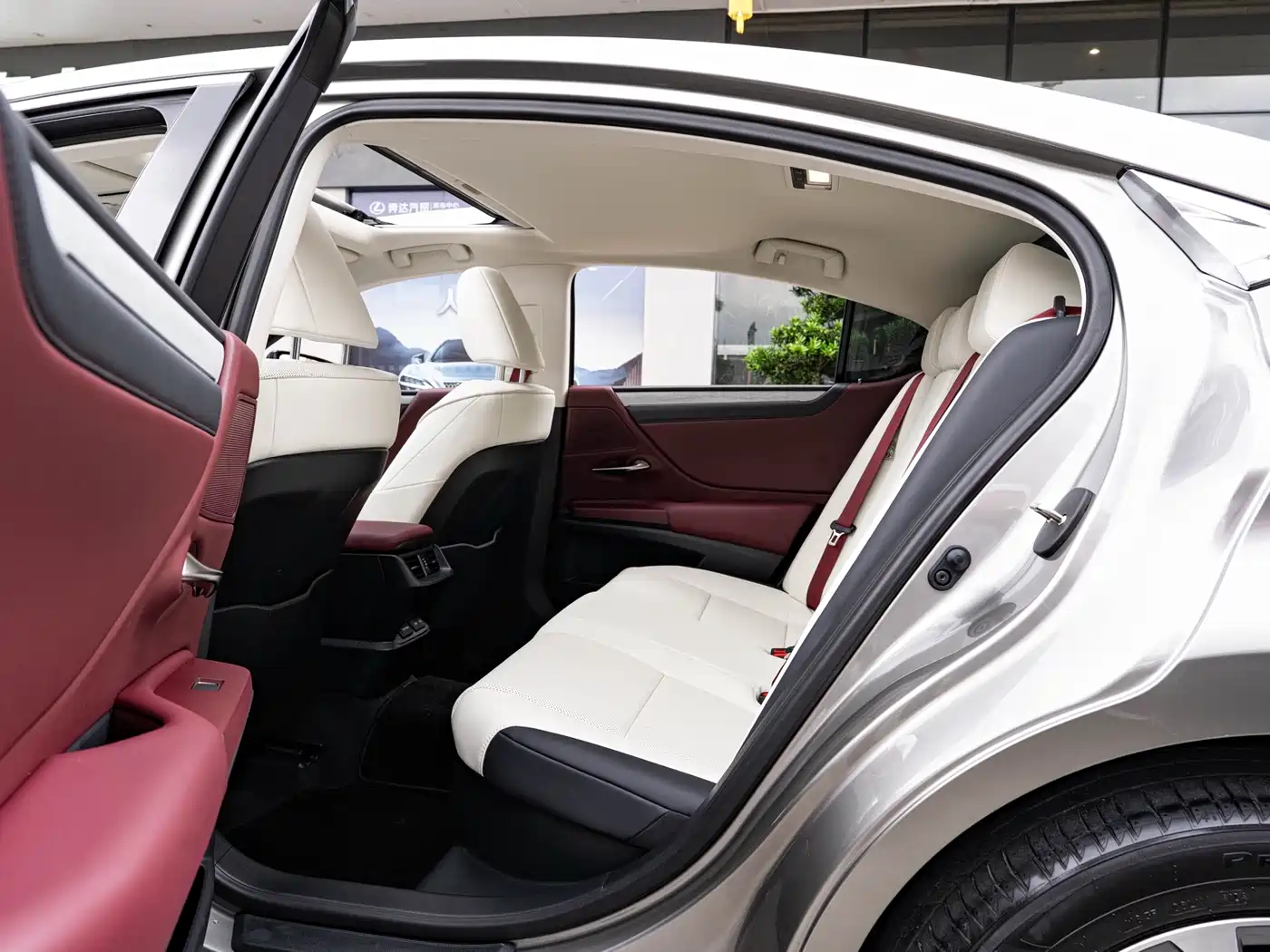 Lexus ES 2025 300h Ultimate Edition фото 10