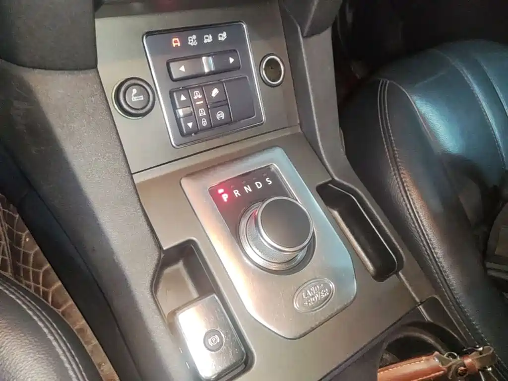 Land Rover Discovery 2015 3.0 SC V6 SE фото 14