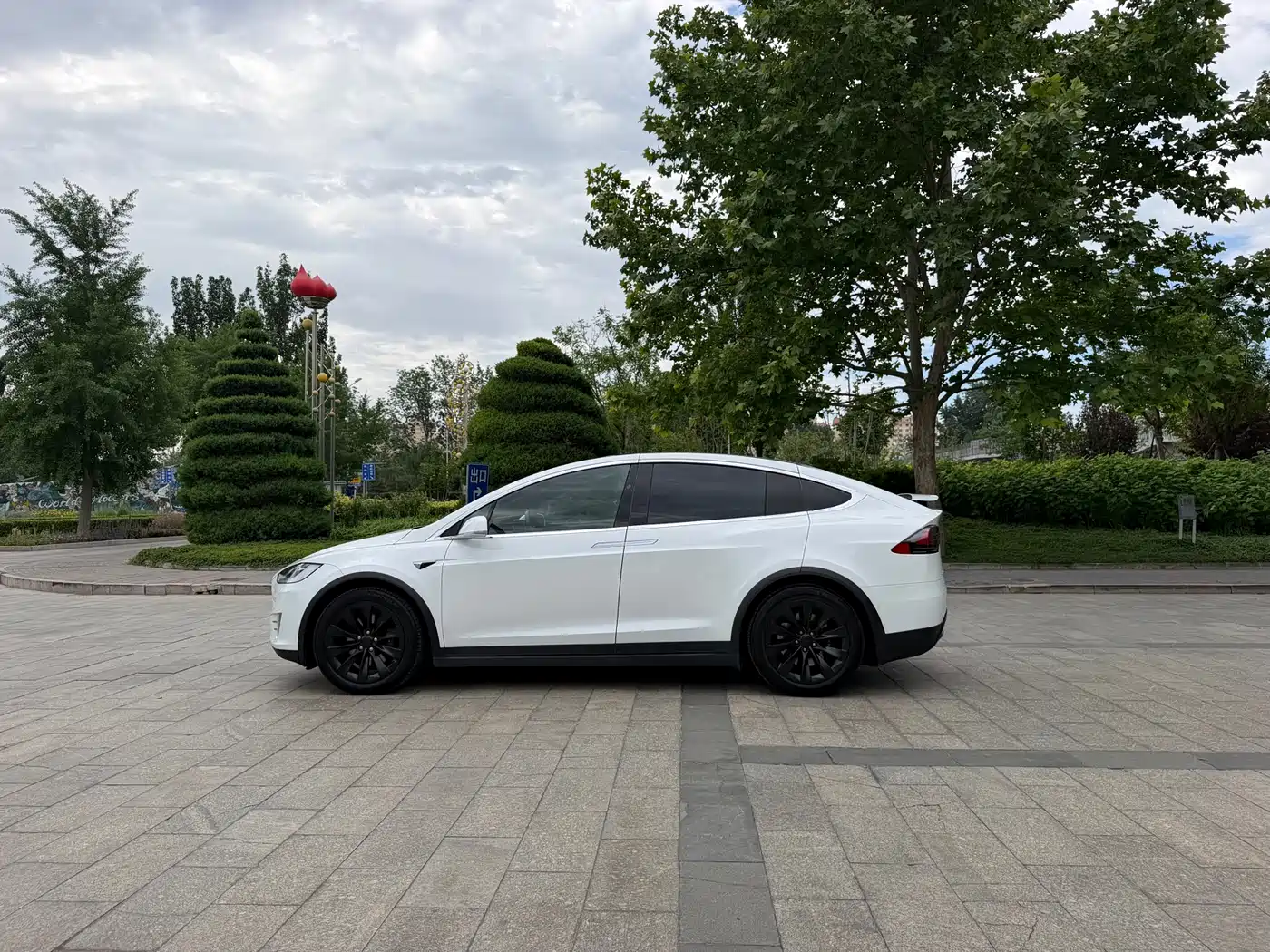 TESLA MODEL X