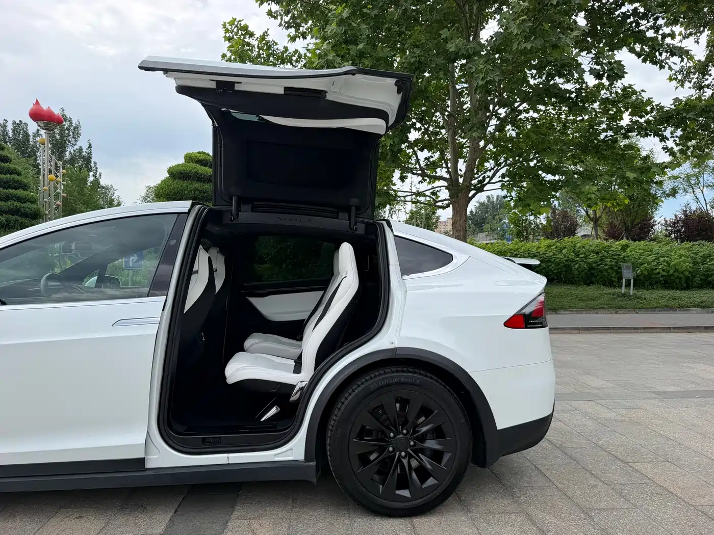 TESLA MODEL X