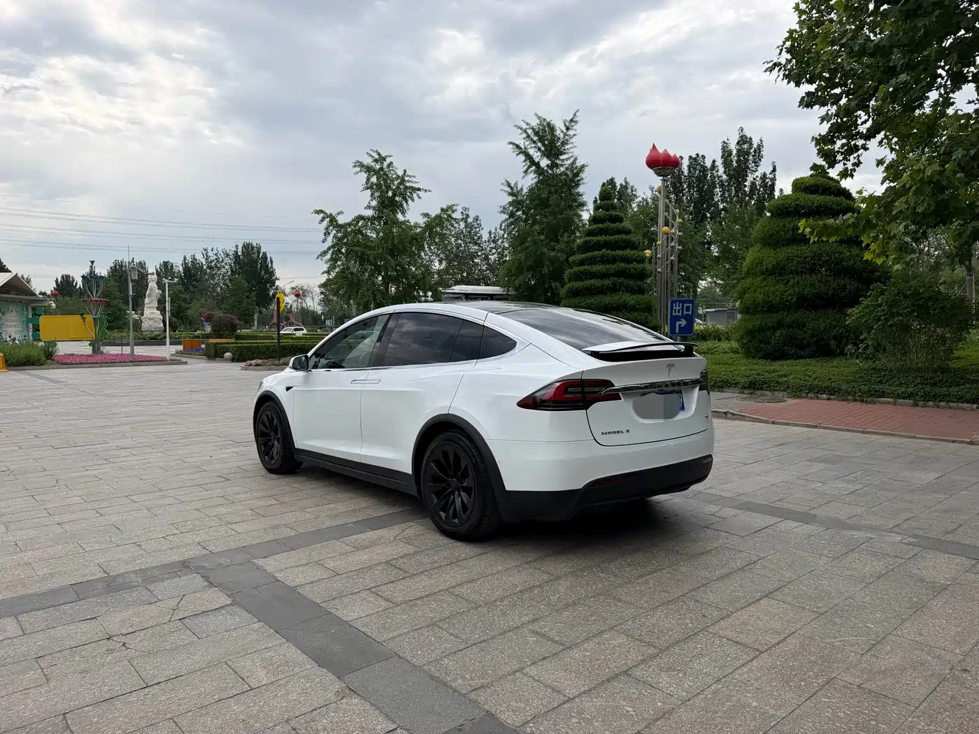 TESLA MODEL X