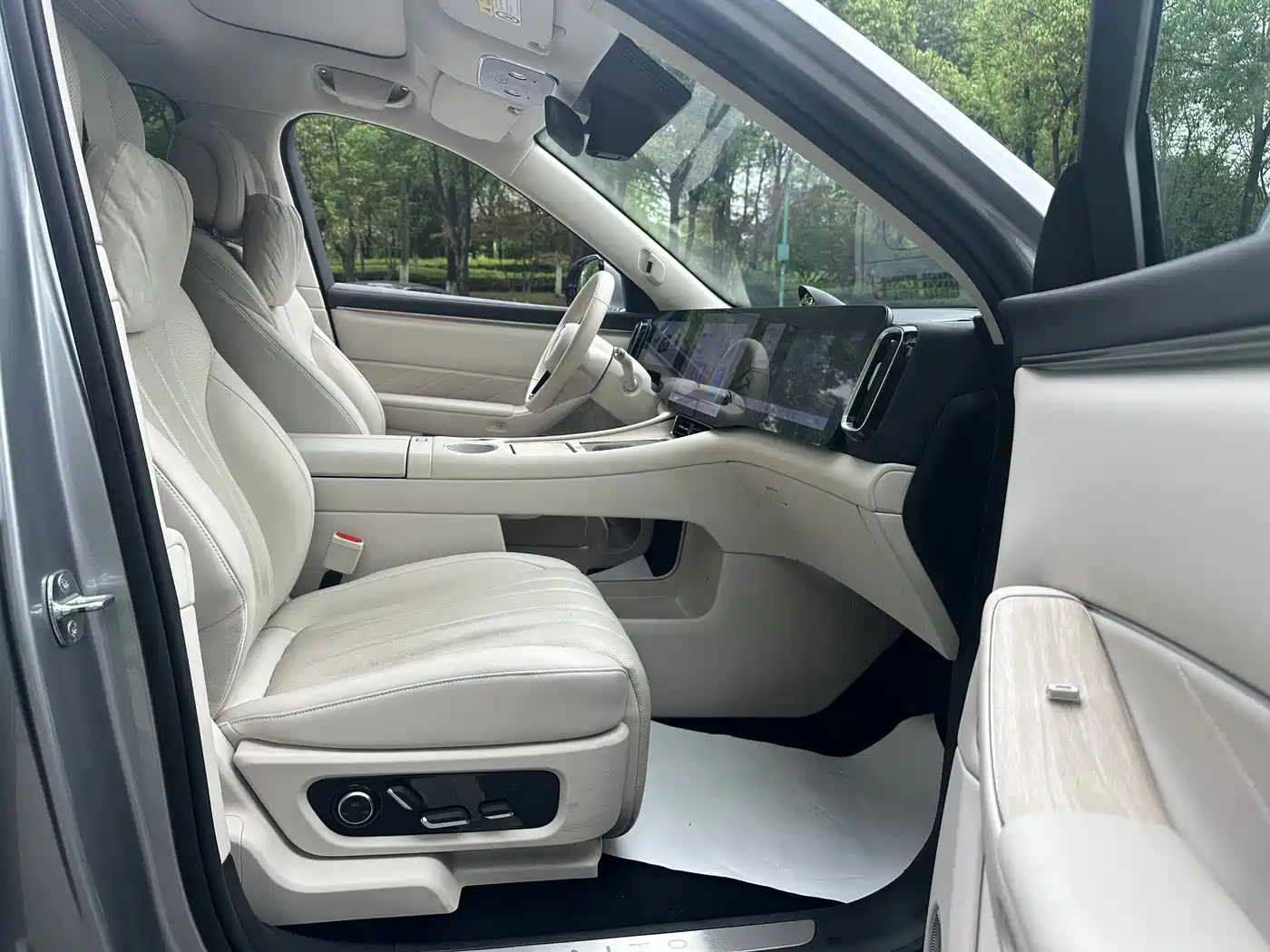 AITO Wenjie AITO M8 2025 Extended Range Ultra 53.4kWh 6-Seater фото 20