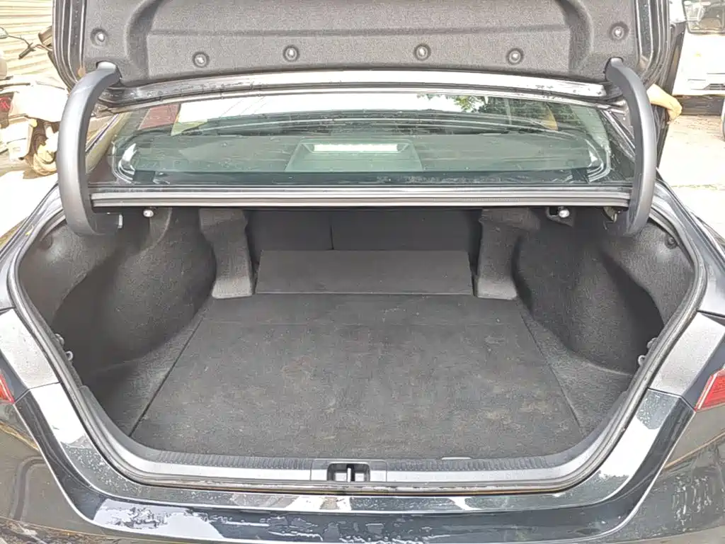 Фото 19 - Toyota Camry