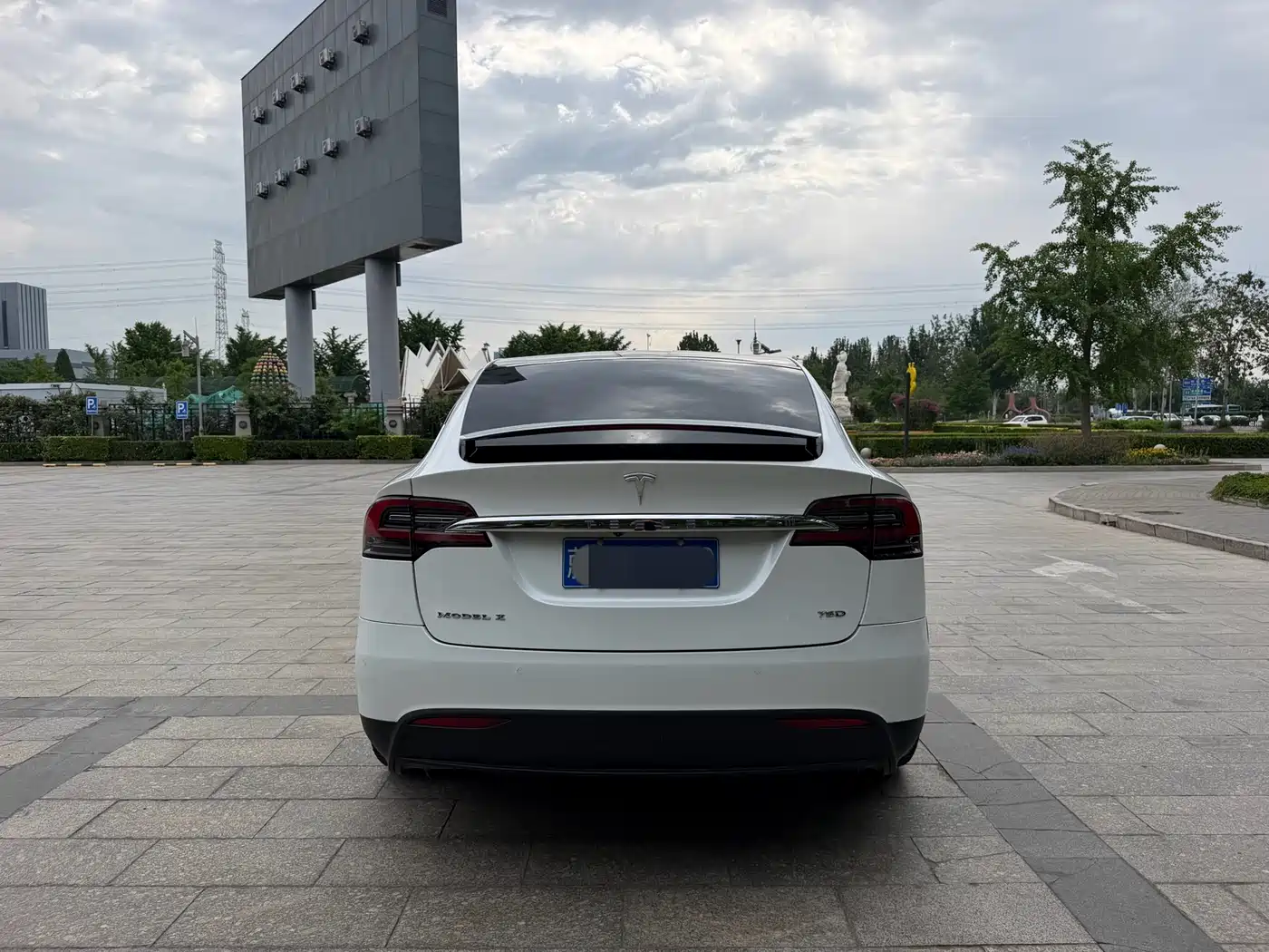 TESLA MODEL X