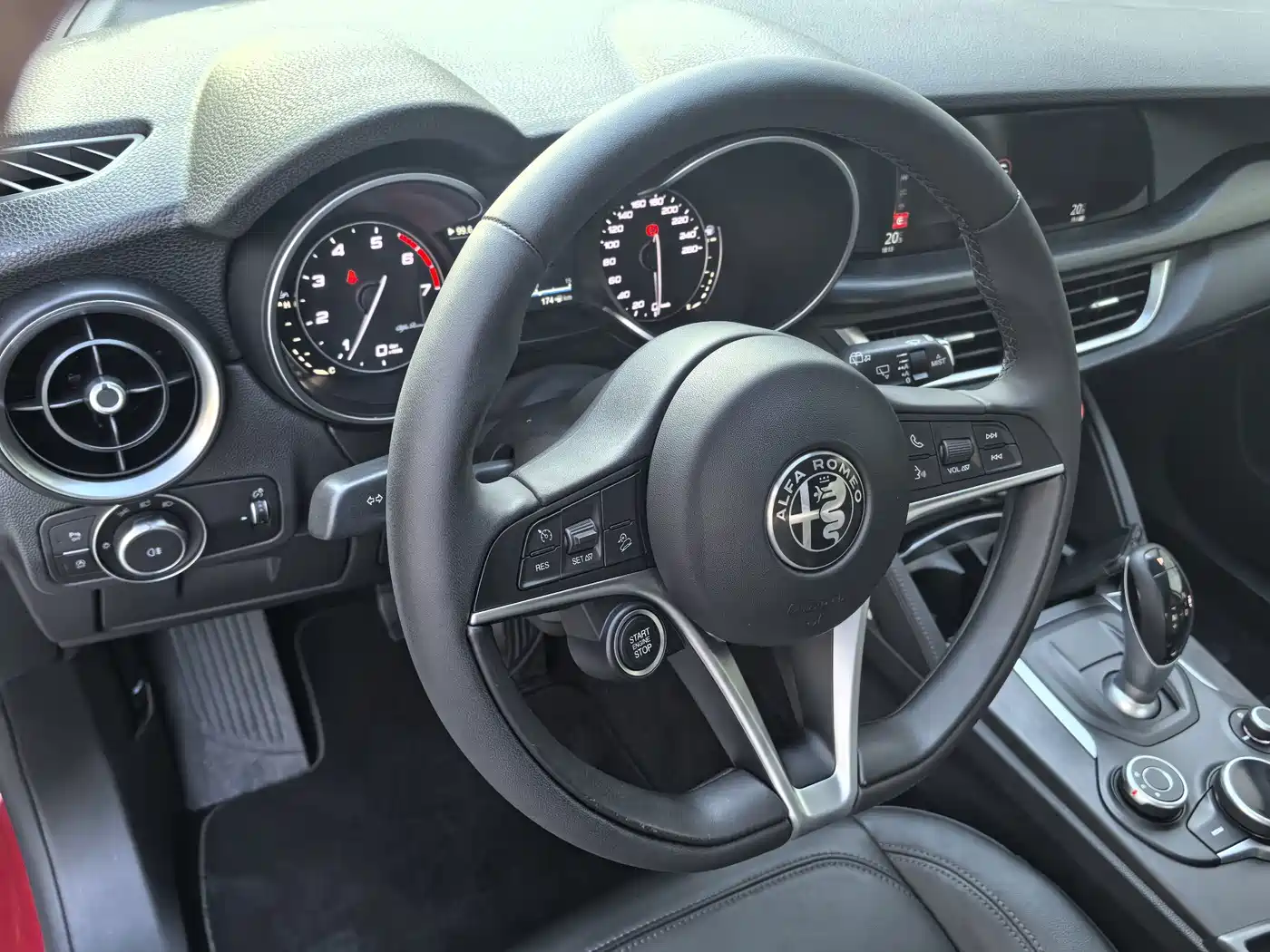 Alfa Romeo Stelvio 2018 2017 2.0T 200HP Luxury Edition