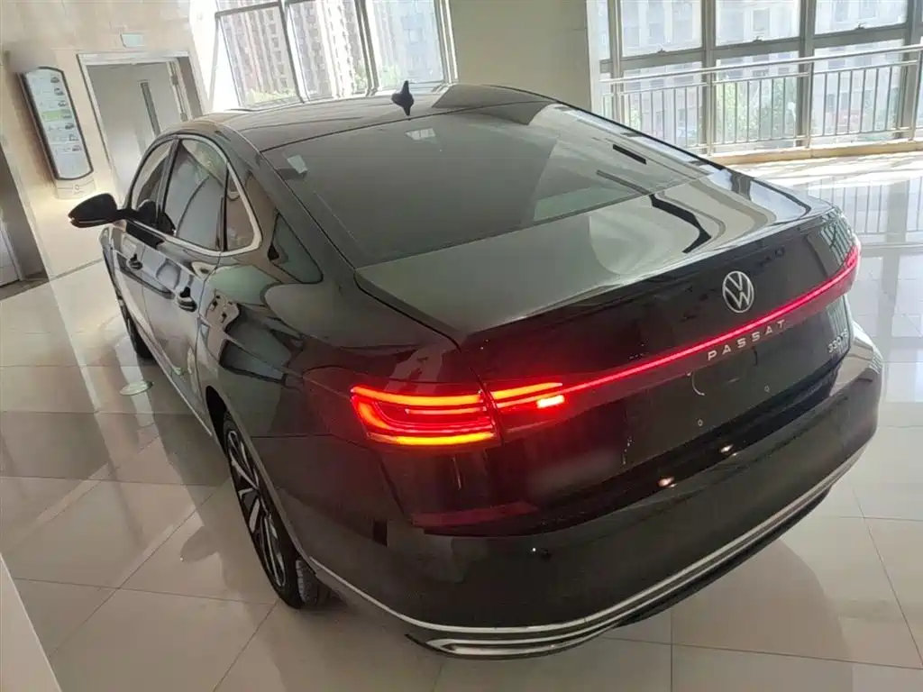 Volkswagen Passat 2022 330TSI Starlight Luxury Edition фото 5