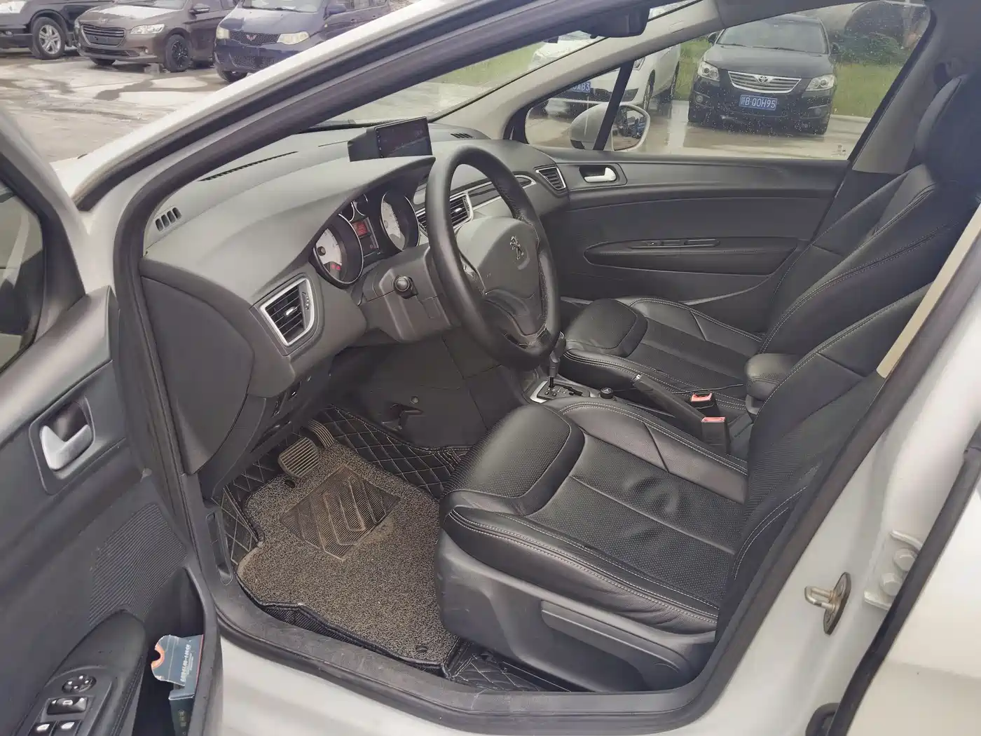 Peugeot 308 2014 Model Joy Edition Classic 1.6L Automatic Superior Style фото 5