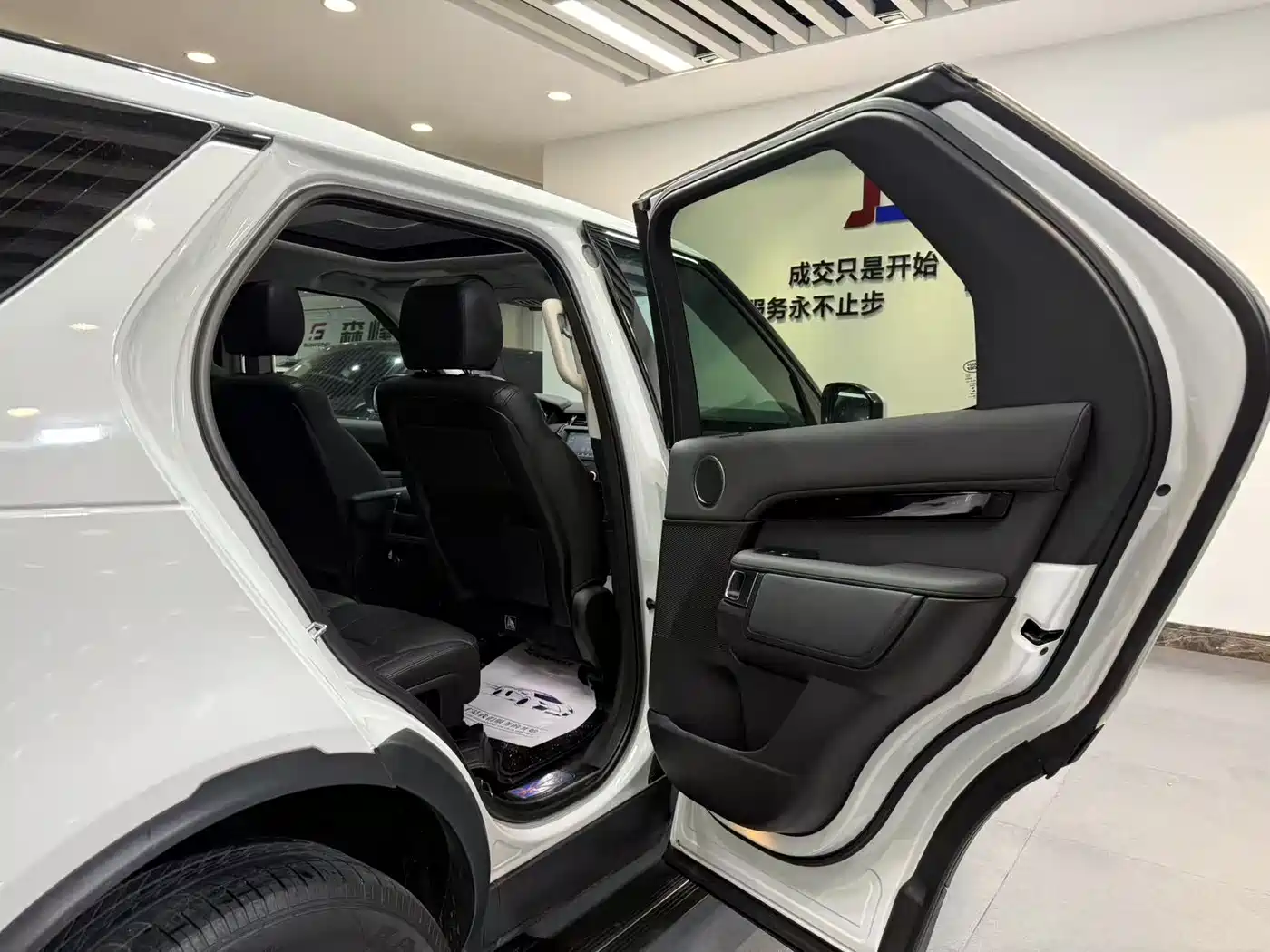 Land Rover Discovery 2019 3.0 SC V6 SE фото 25