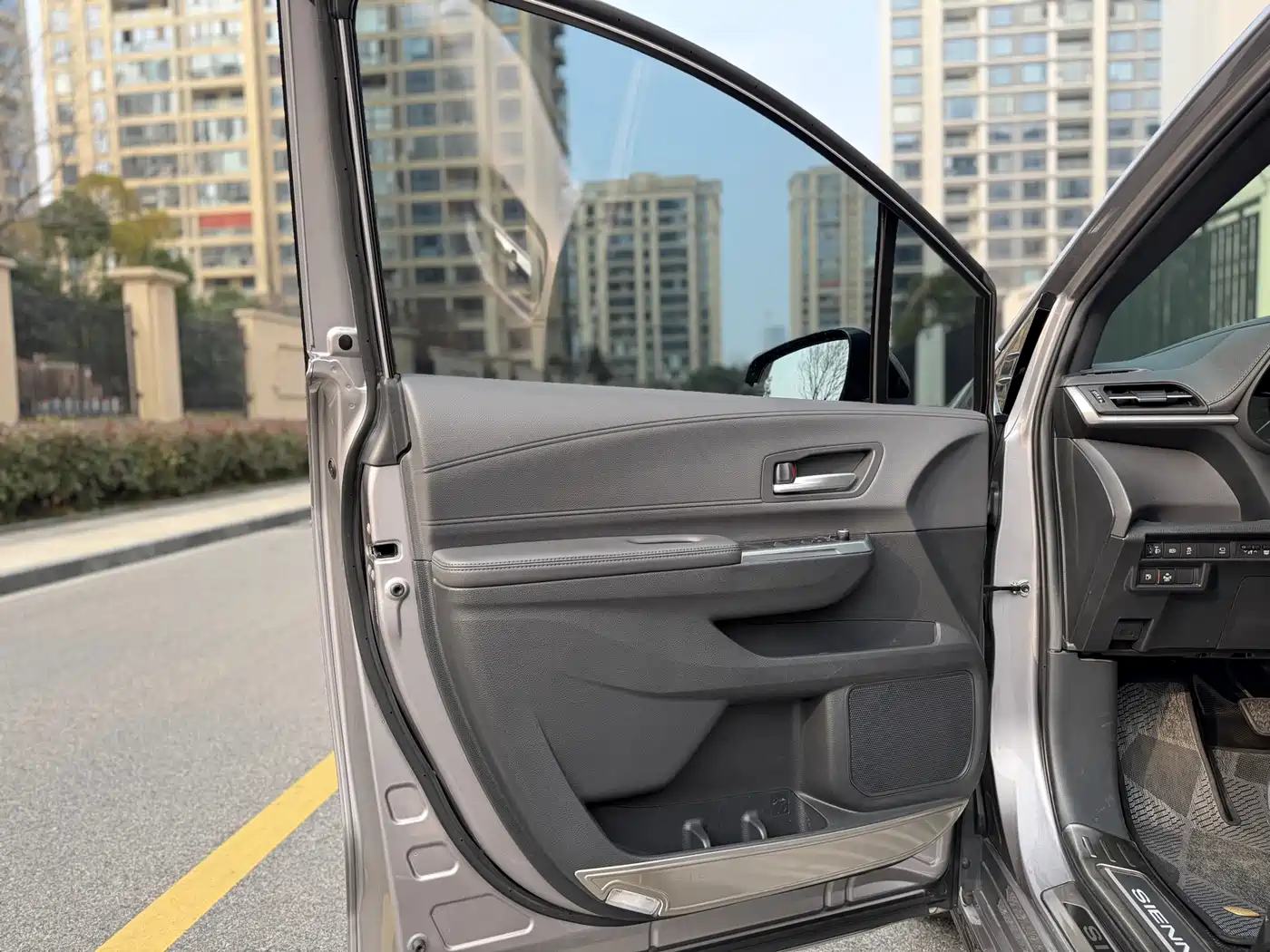 Toyota Sienna 2023 2.5L Hybrid Premium Edition фото 15
