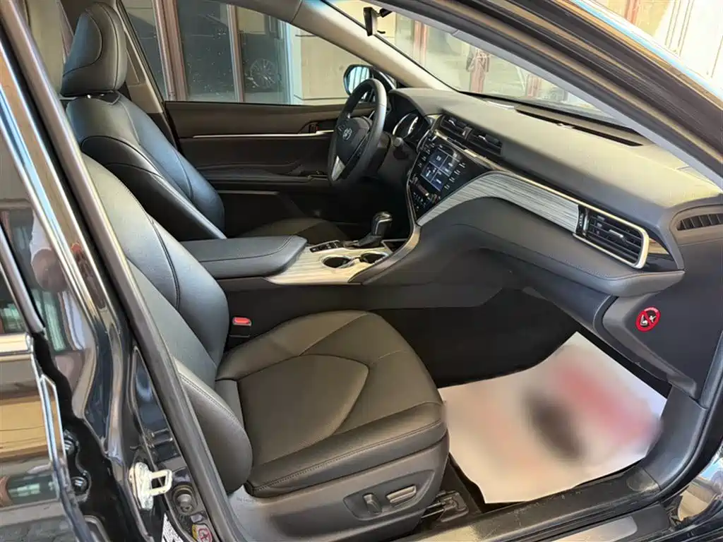 Toyota Camry 2018 Hybrid 2.5HG Luxury Edition фото 9