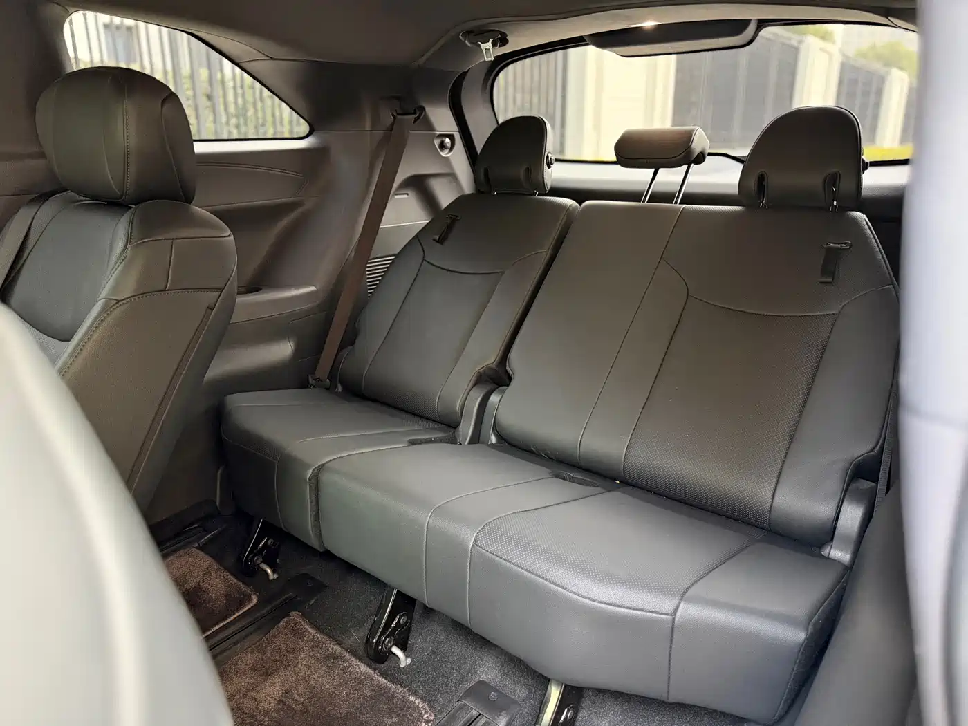 Toyota Sienna 2023 2.5L Hybrid Premium Edition фото 10