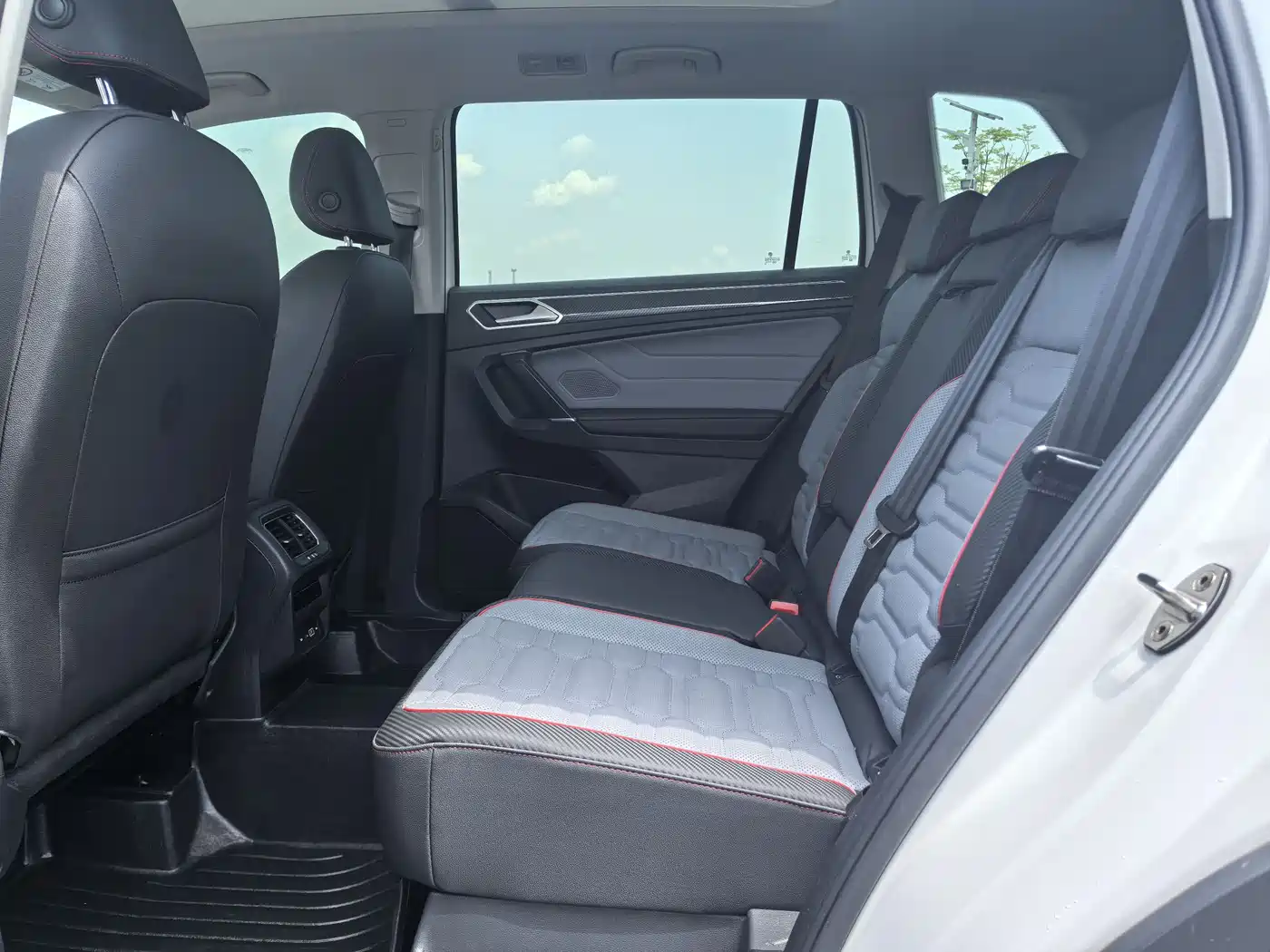 Volkswagen Tiguan L 2022 330TSI Automatic 2WD R-Line Flagship Edition фото 4