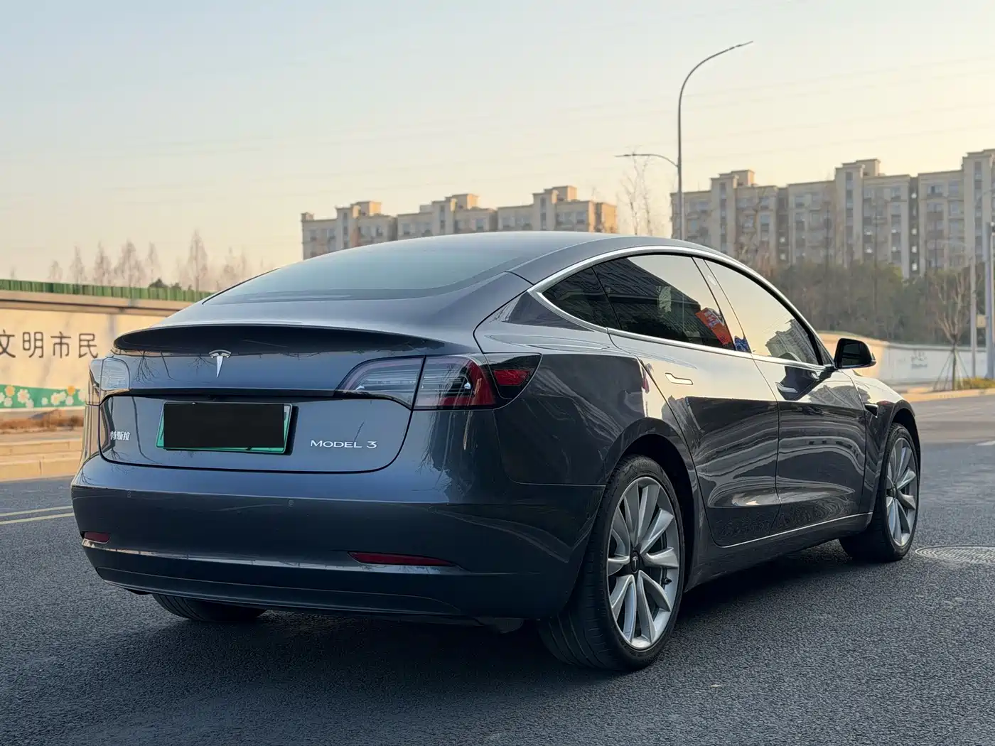 TESLA MODEL 3