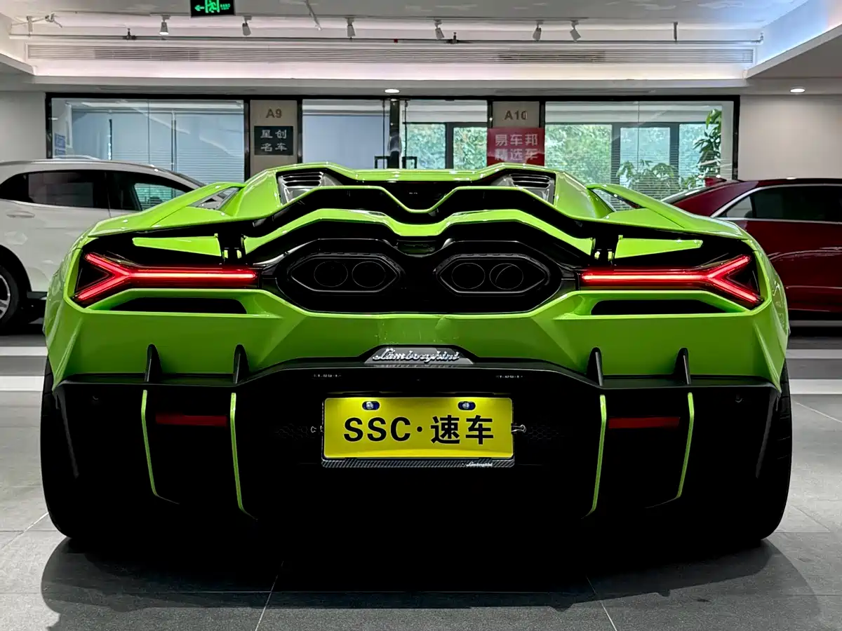 LAMBORGHINI REVUELTO