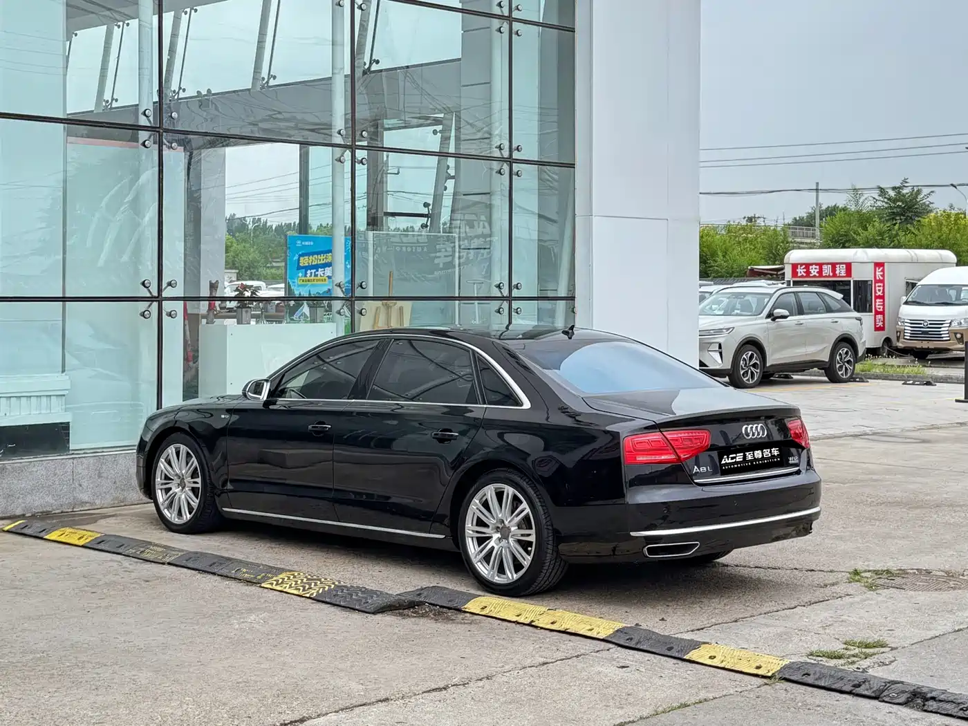 Audi A8 2011 A8L W12 6.3 FSI quattro фото 6