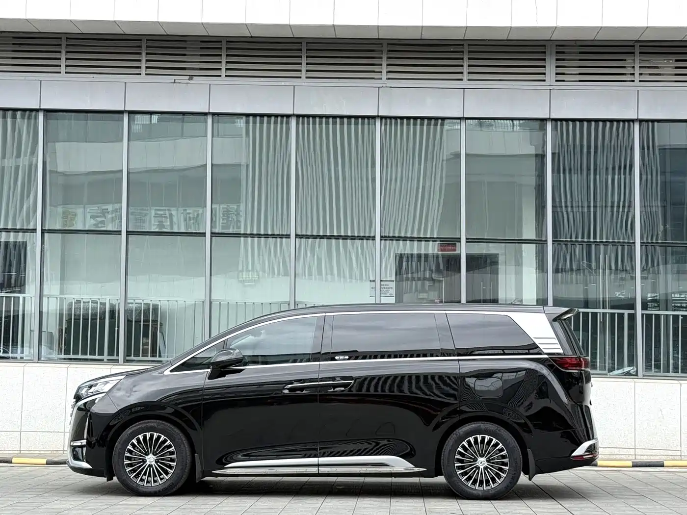 Denza D9 2024 EV 600 AWD Premium фото 8