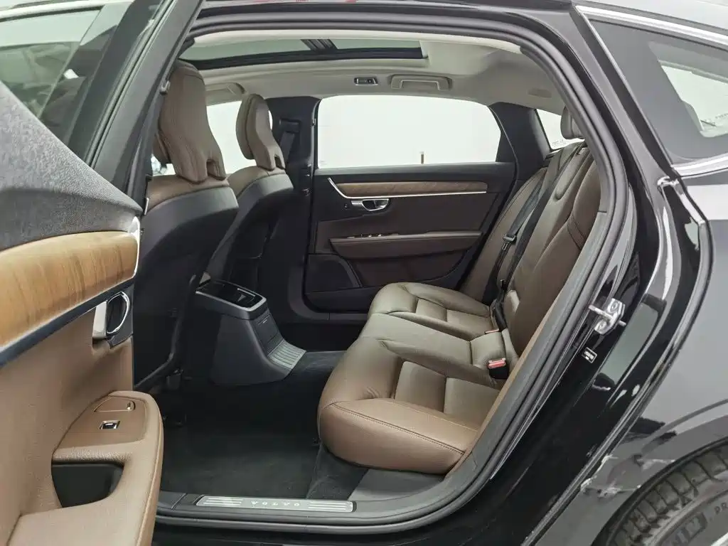 صورة 15 - Volvo S90 Plug-in Hybrid