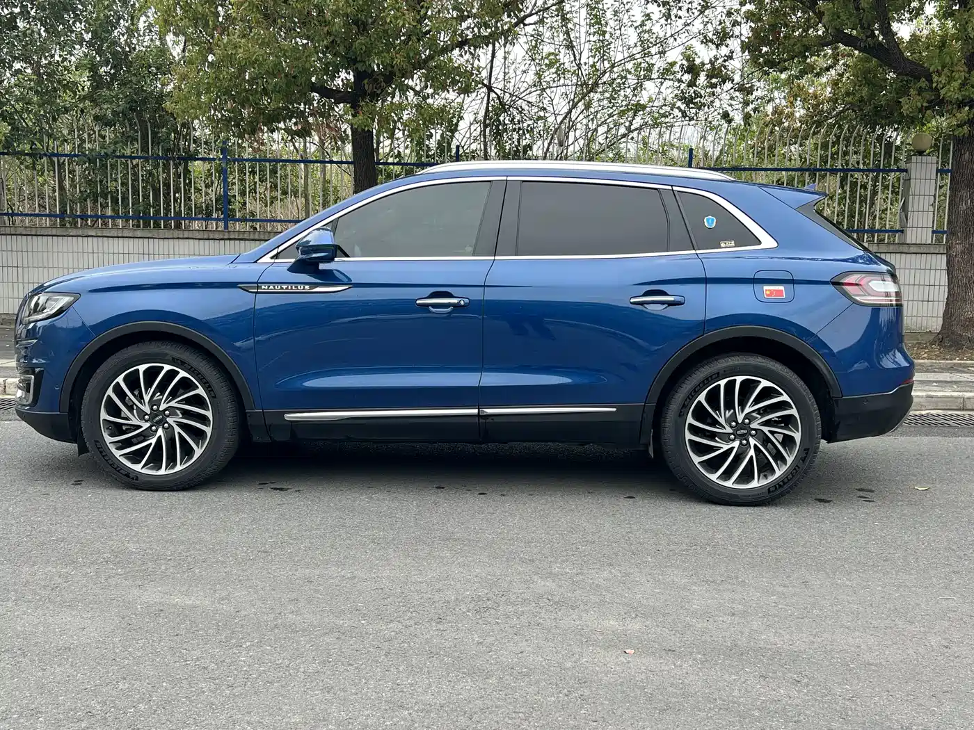 LINCOLN NAVIGATOR (IMPORT)